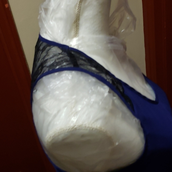 AQUA BLUE SLEEVELESS TOP SIZE MEDIUM - Picture 9 of 12